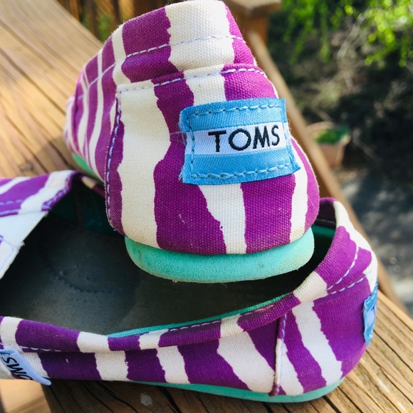 Toms Shoes - 🦋SALE🦋 TOMS Zebra Pink & White Women’s Flats